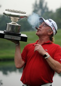 Gewinner von Hongkong: Jimenez mit Pokal und Zigarre