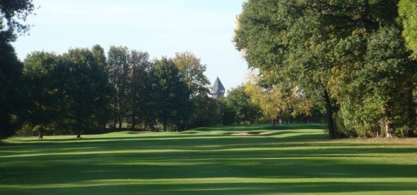 Ein Blick auf das Fairway des Krefelder Golf Clubs