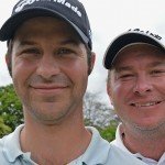 Jorge Campillo aus Spanien (l.) und der Südafrikaner Colin Nel halten stolz ihre Bälle mit der "59" in die Kamera. Beide kamen in der zweiten Runde der Nelson Mandela Championship zeitgleich mit einer 59er Runde ins Clubhaus