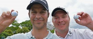 Jorge Campillo aus Spanien (l.) und der Südafrikaner Colin Nel halten stolz ihre Bälle mit der "59" in die Kamera. Beide kamen in der zweiten Runde der Nelson Mandela Championship zeitgleich mit einer 59er Runde ins Clubhaus