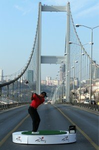 Tiger Woods bei einer PR-Aktion auf der Bosporus-Brücke in Istanbul. Eine "schlagende Verbindung" zwischen Asien und Europa