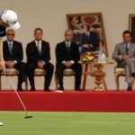 Kein Grund nervös zu werden: Unter den Augen des Prinzen und seiner Gefolgschaft wird geputtet. (Foto: Getty Images)