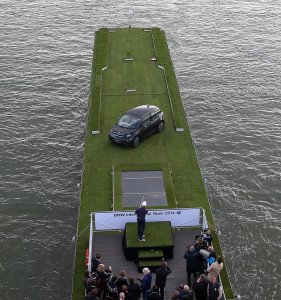 Kieffer chippt über ein Automobil. (Foto: BMW)