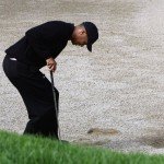 Tiger Woods mit schwerzverzerrtem Gesicht beim Golf.