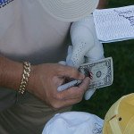 John Daly war und ist eine besondere Person. Gerne gibt er ein Autogramm auf einen Geldschein. Jetzt wurde bekannt, dass der Amerikaner über Jahrzehnte Millionen beim Glücksspiel verlor.
