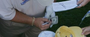 John Daly war und ist eine besondere Person. Gerne gibt er ein Autogramm auf einen Geldschein. Jetzt wurde bekannt, dass der Amerikaner über Jahrzehnte Millionen beim Glücksspiel verlor.