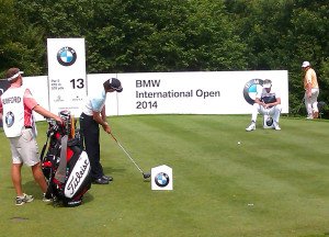 Rumford, Lynn und Coetzee beim "Driver-"Tipp-Kick" während der BMW International Open.