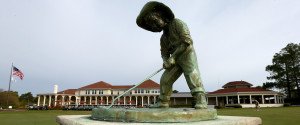 Eine Statue des "Putter Boy" vor dem Clubhaus auf Pinehurst No. 2, dem Austragungsort der US Open 2014, zeigt die Richtung an.