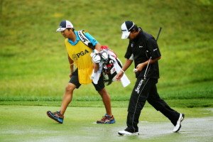 Hideki Matsuyama und Caddie Daisuke Shindo auf dem Weg zum zehnten Loch,  an Tag 3 der PGA Championship. (Photo: Getty Images)