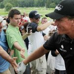 Phil Mickelson machte zweimal einen Ausflug auf die Zuschauertribüne um einen verirrten Ball wieder auf Kurs zu bringen. (Foto: Getty)