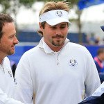 Tom Watson, Kapitän der US-Amerikaner, blieb nur die faire Gratulation an Graeme McDowell (l.) und Victor Dubuisson.