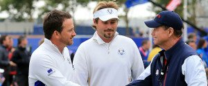 Tom Watson, Kapitän der US-Amerikaner, blieb nur die faire Gratulation an Graeme McDowell (l.) und Victor Dubuisson.