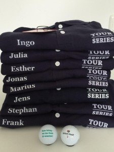 Tour Series stellt für den Saisonabschluss einheitliche Shirts zur Verfügung. Diese bekamen noch den Namensaufdruck der Golf-Post-Team-Spieler.