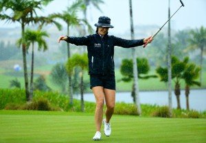 Dancing in the rain: Sandra Gal lässt sich davon jedoch nicht die Laune vermiesen und tanzt über den Platz. (Foto: Getty)