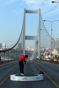 Tiger Woods schlägt 2013 vor der Turkish Airlines Open einen Ball auf der Bosporus-Brücke von Asien nach Europa.