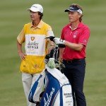 Bernhard Langer auf der Finalrunde mit seinem Caddie. (Bild: Getty)