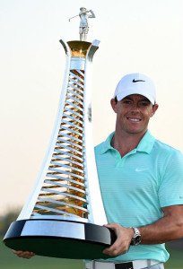 Rory McIlroy mit dem "kleinen" Pokal für den Sieg im Race to Dubai.