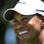 So lächelt Tiger Woods gerne auf dem Golfplatz. Doch am Wochenende verging im das Lachen beim Angesicht der Zahnlücke, die er zu kaschieren versuchte. (Foto: Getty)
