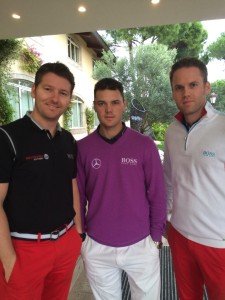 Christopher M. Weller (links) und Dr. med. Michael A. Mecner (rechts) zusammen mit Martin Kaymer. (Bild: Golfmedizin Stuttgart)