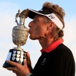 Bernhard Langer mit der Trophäe der Seniors Open Championship 2014. (Foto: Getty)