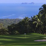 Das 16. Loch des Santiburi Samui Country Clubs bietet eine atemberaubende Sicht über den Dschungel bis hin zum Golf von Thailand.
