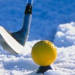 Golfen mal anders - nicht mit angenehmen Temperaturen und weißen Bällen, sondern bei Schnee und Eis mit farbigen Bällen.