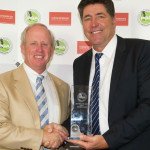 Als "Teacher of the Year" bekommt der Amerikaner Ted Long den PGA Awards 2014von PGA Präsident Stefan Qurimbach überreicht. (Foto: PGA of Germany)