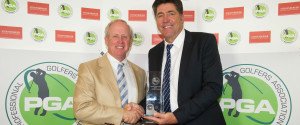 Als "Teacher of the Year" bekommt der Amerikaner Ted Long den PGA Awards 2014von PGA Präsident Stefan Qurimbach überreicht. (Foto: PGA of Germany)