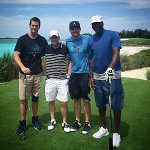 NFL-Superstar Tom Brady, Luke Donald, Keegan Bradley und NBA-Ikone Michael Jordan (v.l.) auf den Bahamas.