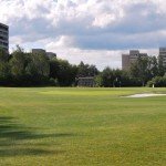 Gelebtes urbanes Konzept bei Golfcity Puchheim: Neben den Wohnhäusern ist sogar die Ampelschaltung der nächsten Kreuzung vom Grün aus zu sehen. (Foto: Golf Post)