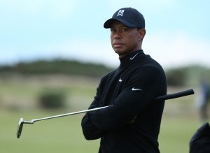 Tiger Woods blickt während der zweiten Runde der Open Championship ratlos in die Ferne (Foto: Getty)