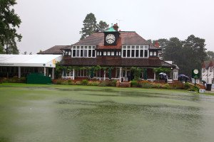 Buchstäblich ins Wasser gefallen: Die zweite Runde der Senior Open Championship soll am Samstag fortgesetzt werden. (Foto: Getty)