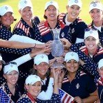 Das siegreiche Team USA mit dem Objekt der Begierde, dem Solheim Cup.