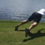 Jeremy Roedick tackelt einen Alligator. Nicht nachmachen. (Foto: Screenshot)