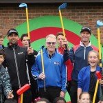 Der CEO der European Tour inmitten einer Meute von Kids beim Street Golf Festival im Rahmen des British Masters Anfang Oktober 2015. (Foto: Getty)