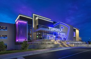 Glanz und Glamour - die Frontansicht von TopGolf in Centennial. (Foto: TopGolf)