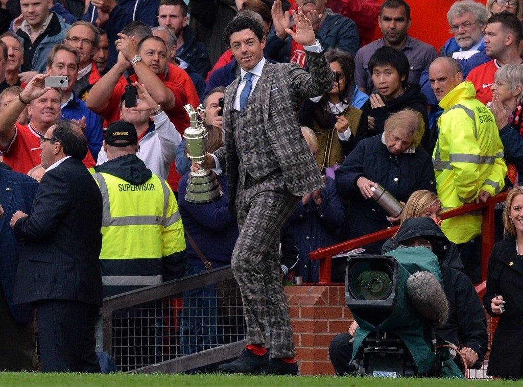 Rory McIlroy zeigt sich 2014 mit dem Claret Jug bei einem Heimspiel von Manchester United im Old Trafford.