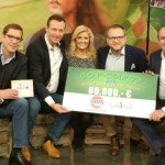 Matthias Gräf (2. v. r.) übergibt Golf-Charity Scheck beim RTL-Spendenmarathon.