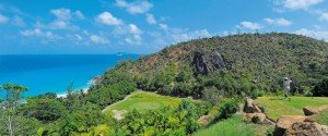 Traumhafter Ausblick vom Abschlag: Das 15. Grün mit der Bucht "Anse Georgette" und dem Indischen Ozean im Hintergrund. (Foto: Constance Lémuria Resort)