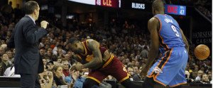 Gleich kracht´s: LeBron James vor seinem Zusammenprall mit Ellie Day. (Foto: Getty)