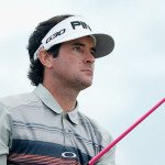 Bubba Watson mit seinem pinken Driver nach dem Abschlag. (Foto: Getty)