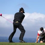 Außergewöhnlich breiter Stand: Bubba Watson beim Drive. (Foto: Getty)