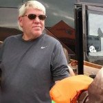 John Daly campt beim Masters 2015 vor der Hooters-Bar in Augusta. (Foto: Twitter.com@golf_com)