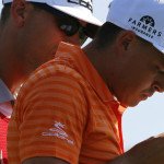 Rickie Fowler und sein Caddie schauten lieber zweimal ins Birdie Book. Es hat sich gelohnt! (Foto: Getty)