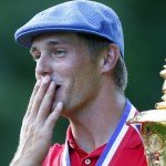 Bryson DeChambeau mit der Theodore- Havemeyer- Trophäe der U.S. Amateur Championship 2015. (Foto: Jeff Haynes/Getty Images)