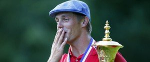 Bryson DeChambeau mit der Theodore- Havemeyer- Trophäe der U.S. Amateur Championship 2015. (Foto: Jeff Haynes/Getty Images)