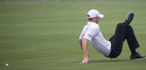 Faszien können mit verschiedenen Hilfen angesprochen werden: auch ein Tennisball tut's manchmal, wie hier bei Chris Wood. (Foto: Getty)