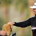 Chez Reavie (re.) führt mit mit seinem Caddie beim At&T Pebble Beach Pro-Am. (Foto: Getty)