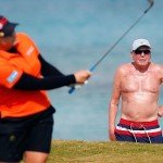 Ein Badegast beobachtet das Spiel der Pure Silk Bahamas LPGA Classic im Ocean Club auf den Bahamas. (Foto: Getty)
