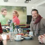 Wie entstehen eigentlich Golfhosen? Golf Post hat Alberto in Mönchengladbach besucht und die Unternehmensleitung persönlich gefragt. (Foto: Alberto, Personen v.l.n.r. Golf Post Marketing- und Vertriebsleiterin Kathrin Ivenz, ehemalige Golf Post Redaktionsleiterin Juliane Bender, Alberto Geschäftsführer Marco Lanowy, Produktmanagerin Alberto Golfwoman Anna Walendy und Produktmanager Golf Herren Philipp Walendy)